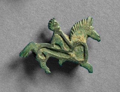 Broche in de vorm van paard en ruiters (detail) door Roman